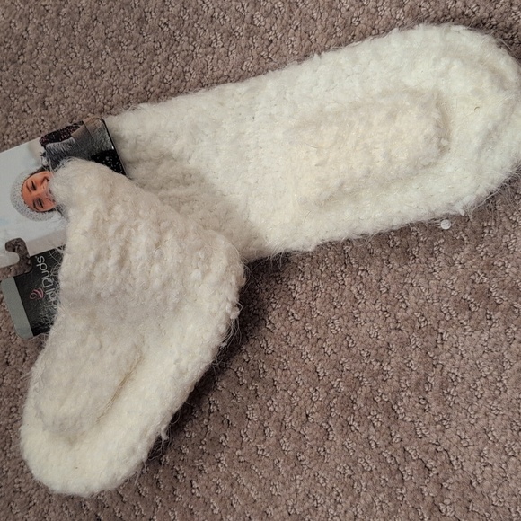 Cuddle Duds Fuzzy White Mittens and Mossimo White Hat NWT - Picture 4 of 5